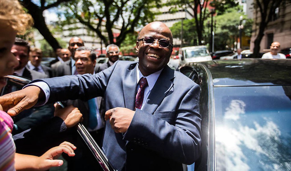 Inscrição do ex-presidente do STF nos quadros da Ordem havia sido impugnada pelo presidente da seccional do DF, Ibaneis Rocha, que afirmou que a conduta de Joaquim Barbosa como ministro ofendeu a classe dos advogados; porém, na decisão desta segunda, o colegiado afirma que a postura de JB é “lamentável” e, “é certo, flertou muitas vezes com a ilegalidade, com o desrespeito à lei que rege a classe”, mas quadro não cabe no que a entidade entende por inidoneidade