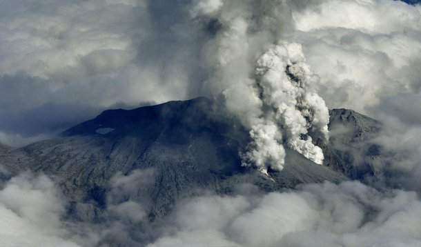 Termo parada cardíaca foi usado para dizer que as pessoas, que escalavam o monte, foram encontradas sem sinais vitais (sem pulso e respiração), mas ainda não foram declaradas mortas por um médico; cume do Monte Ontake, segundo maior vulcão do Japão, com 3.067 metros de altura, entrou em erupção ontem