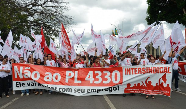 As principais centrais sindicais do país (CUT, CTB, NCST, Intersindical e Conlutas) e movimentos populares do campo e da cidade, entre eles MST, MTST, CMP e UNE, realizam nesta quarta (15) um Dia Nacional de Paralisação contra o PL 4330/04, que vai liberar a terceirização no mercado de trabalho; estão confirmadas paralisações, manifestações e atos públicos nos portos de Santos, Salvador, Vitoria, Rio de Janeiro, Belém e Recife