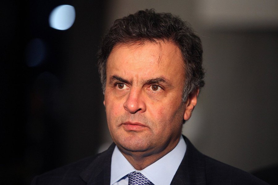 O véu de uma imprensa manipulada pelas classes dominantes tem sido a arma fundamental de Aécio. Lamentavelmente é difícil mudar esse quadro