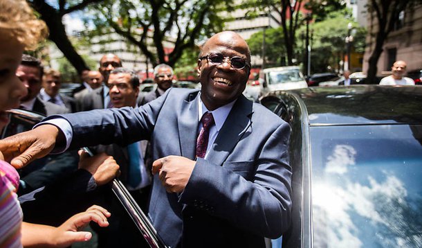 Inscrição do ex-presidente do STF nos quadros da Ordem havia sido impugnada pelo presidente da seccional do DF, Ibaneis Rocha, que afirmou que a conduta de Joaquim Barbosa como ministro ofendeu a classe dos advogados; porém, na decisão desta segunda, o colegiado afirma que a postura de JB é “lamentável” e, “é certo, flertou muitas vezes com a ilegalidade, com o desrespeito à lei que rege a classe”, mas quadro não cabe no que a entidade entende por inidoneidade