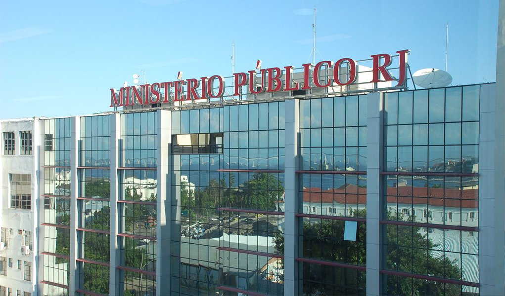 O promotor de justiça Alexander Araújo disse que policiais da Delegacia de Proteção ao Meio Ambiente (DPMA) recebiam pagamentos de propina dentro do estacionamento da unidade; as apurações são um desdobramento da Operação Hiena, que investiga policiais que participavam de uma organização criminosa desde 2012; um delegado e um perito da Polícia Civil do Rio foram presos, suspeitos de ligação com o esquema; mais de 20 empresários seriam vítimas do grupo