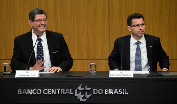 Em cerimônia de posse do Ministério da Fazenda, Joaquim Levy agradeceu nesta tarde a confiança nele depositada pela presidente Dilma Rousseff e assegurou que "o Brasil tem plenas condições de exercitar o equilíbrio fiscal, sem com isso ofender direitos sociais ou deprimir a economia"; ao receber o cargo do secretário-executivo da Fazenda, Paulo Caffarelli, ele ressaltou que o equilíbrio fiscal já começou, com a contenção de gastos públicos, e que o cumprimento das metas será o fundamento da retomada do crescimento do País; Levy celebrou índices de baixa histórica de desemprego e condenou o patrimonialismo
