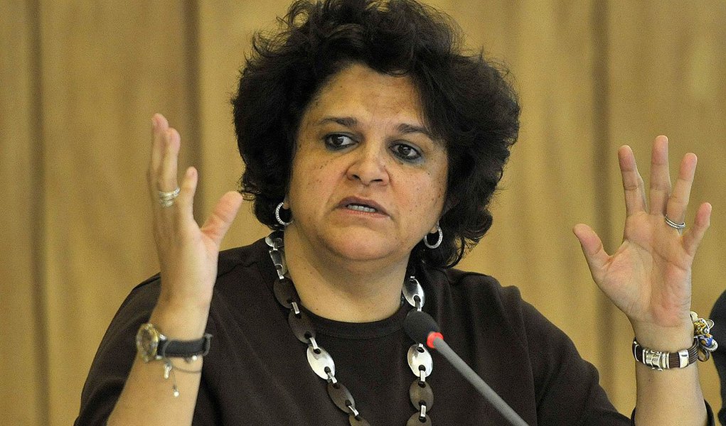 A ministra Izabella Teixeira, que coordena as ações do Ministério do Meio Ambiente (MMA) desde 2010, continuará como ministra da pasta; o anúncio foi feito há pouco, por meio de nota, pela Secretaria de Imprensa da Presidência da República; Izabella Teixeira, de 53 anos, é formada em biologia pela Universidade de Brasília, cidade onde nasceu; ela também é mestra em planejamento energético, doutora em planejamento ambiental pela UFRJ e professora universitária
