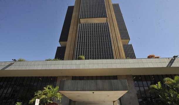 Em outubro, o spread bancário --diferença entre o custo de captação dos bancos e a taxa efetivamente cobrada ao tomador final-- foi a 21,3 pontos percentuais no segmento de recursos livres, acima dos 20,8 pontos percentuais vistos em setembro e interrompendo dois meses seguidos de queda, informou o BC nesta quarta-feira