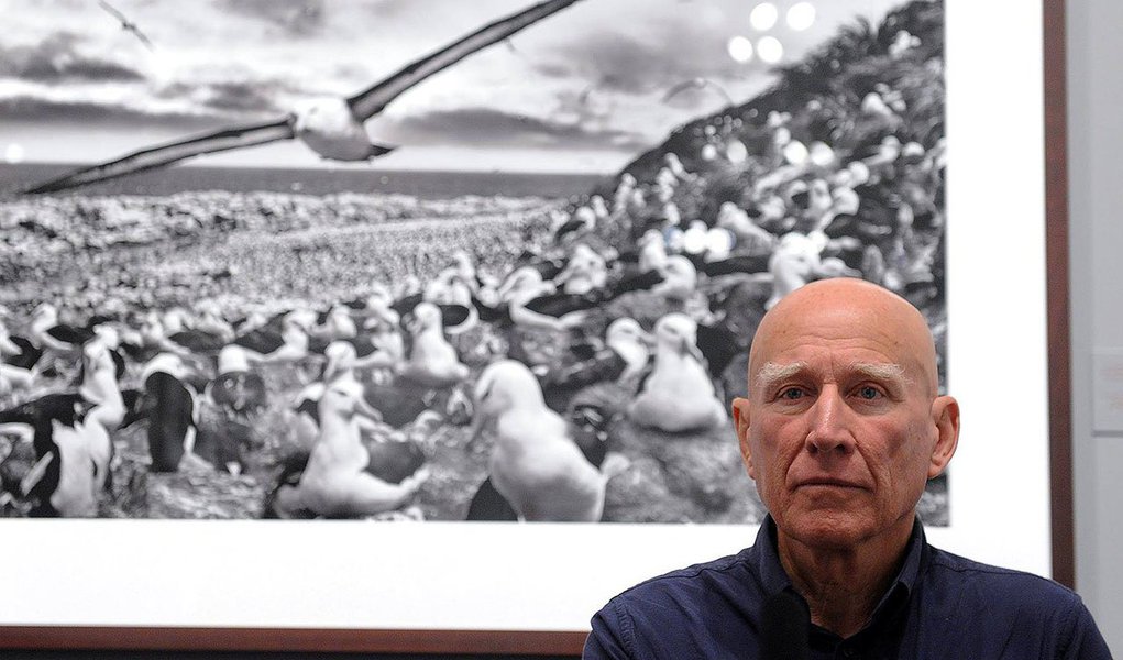 Para o renomado fotógrafo brasileiro, "pela primeira vez, os que estão no governo não são os mesmos que dominam os meios de comunicação"; esse é o motivo, segundo ele, pelo qual hoje há informações sobre corrupção; "Pela primeira vez, os corruptores estão pagando. Antes, só alguns intermediários eram acusados de corrupção", afirmou