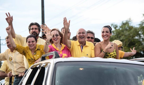 O candidato ao governo de Rondônia Confucio Moura (PMDB) foi reeleito com 53,43% dos votos válidos, contra 46,57% do seu adversário, Expedito Júnior (PSDB); todas as urnas foram apuradas