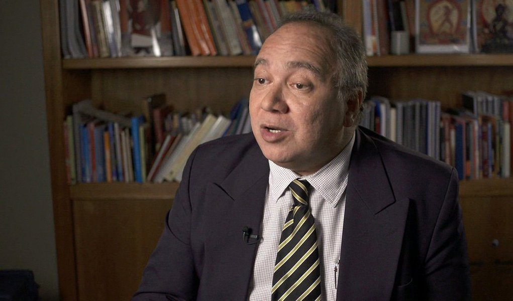 Flagrado dirigindo o Porsche de Eike Batista, juiz Flávio Roberto de Souza disse, também, um dia depois de seu substituto, o juiz Vitor Valpuesta, desbloquear os bens do empresário, que a decisão o fez "acreditar menos ainda na Justiça"; segundo o TRF, Valpuesta não vai se manifestar, mas garante que há "proteção contra qualquer interferência externa no julgamento dos processos judiciais"; a defesa de Eike afirmou que a posição de Flávio mostra que ele nunca teve condições de ser juiz
 