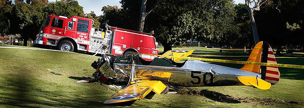 Aos 72 anos, ator sofreu vários ferimentos na cabeça na queda ocorrida a 1,6 quilômetro do Aeroporto de Santa Monica e foi levado a um hospital próximo; avião vintage caiu num campo de golfe em Los Angeles logo depois da decolagem 