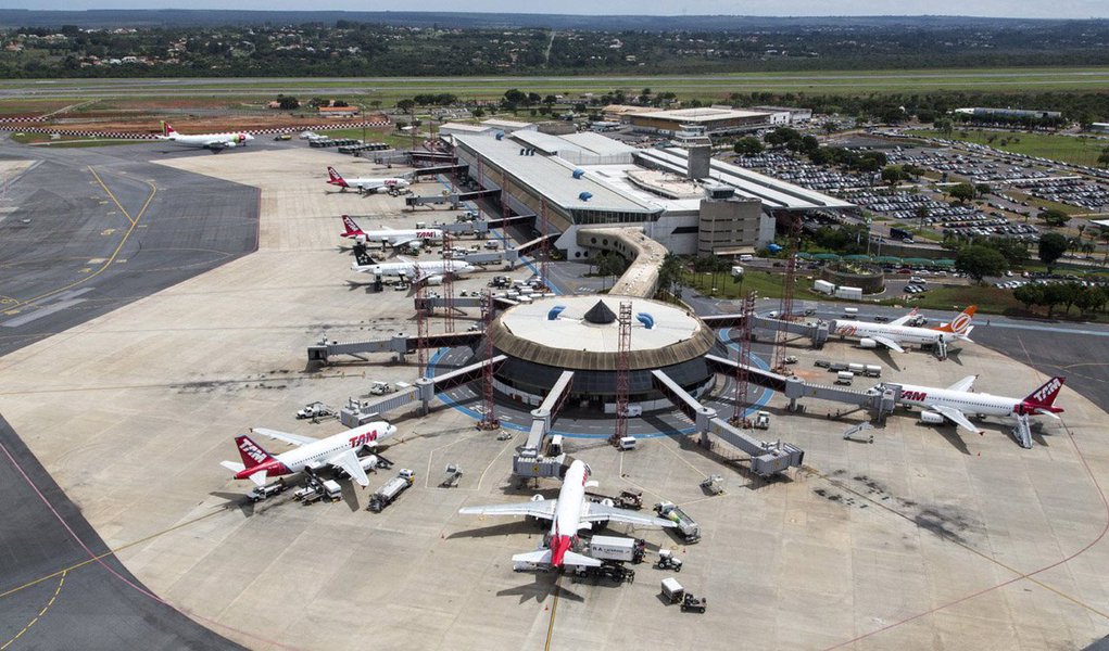 Balança da Inframérica aponta que o Aeroporto Internacional Juscelino Kubitschek, em Brasília, registrou movimento recorde em janeiro último, com 1.788.582 de passageiros, número 5,7% maior do que em dezembro passado; na comparação com janeiro de 2014, quando o aeroporto recebeu 1,587 milhão de passageiros, o aumento foi de 12,6%; o aeroporto JK recebeu 18,14 milhões de passageiros em 2014, e se tornou o segundo mais movimentado do País, de acordo com a Infraero
