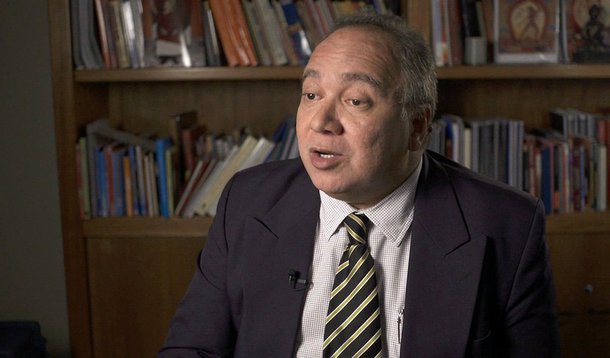 Flagrado dirigindo o Porsche de Eike Batista, juiz Flávio Roberto de Souza disse, também, um dia depois de seu substituto, o juiz Vitor Valpuesta, desbloquear os bens do empresário, que a decisão o fez "acreditar menos ainda na Justiça"; segundo o TRF, Valpuesta não vai se manifestar, mas garante que há "proteção contra qualquer interferência externa no julgamento dos processos judiciais"; a defesa de Eike afirmou que a posição de Flávio mostra que ele nunca teve condições de ser juiz
 