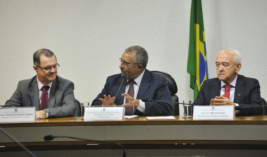 Ministros da Previdência Social, Carlos Gabas, e do Trabalho, Manoel Dias, defenderam nesta quinta-feira, 19, na Comissão de Direitos Humanos do Senado, que o governo "está aberto ao diálogo", em relação ao texto das medidas provisórias 664 e 665; ao defender as MPs, Gabas frisou que as medidas foram tomadas para garantir a sustentabilidade da Previdência Social e não apenas para fechar conta, em relação ao ajuste fiscal do governo; "O conjunto das medidas tem um impacto, neste ano, de cerca de R$ 18 a R$ 20 bilhões. [Elas] foram enviadas visando à sustentabilidade do nosso sistema de proteção social, que é repartição, e solidário", disse o ministro