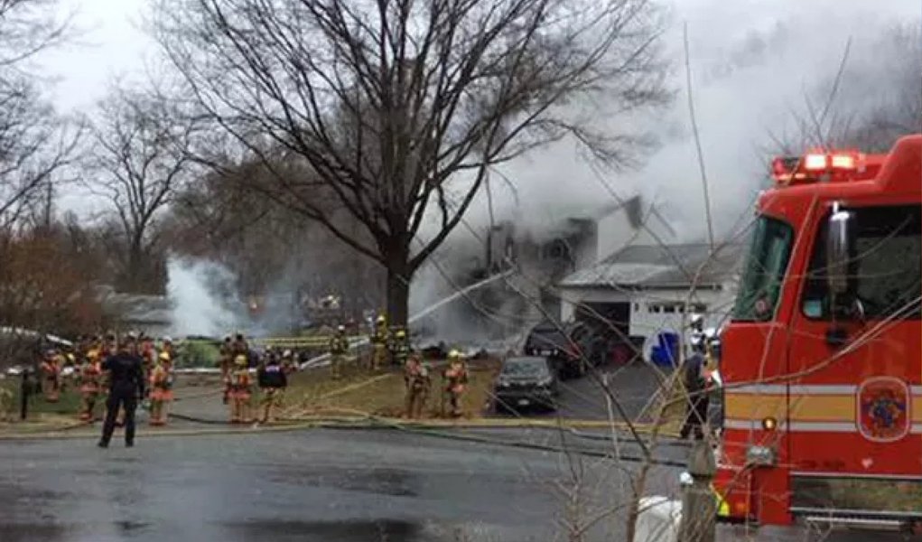 Avião particular de pequeno porte caiu em uma residência na cidade de Gaithersburg, no estado norte-americano de Maryland; houve incêndio e os bombeiros procuram por pessoas nos escombros; três pessoas que estavam a bordo da aeronave não sobreviveram ao acidente segundo informações preliminares; jato executivo foi fabricado pela Embraer