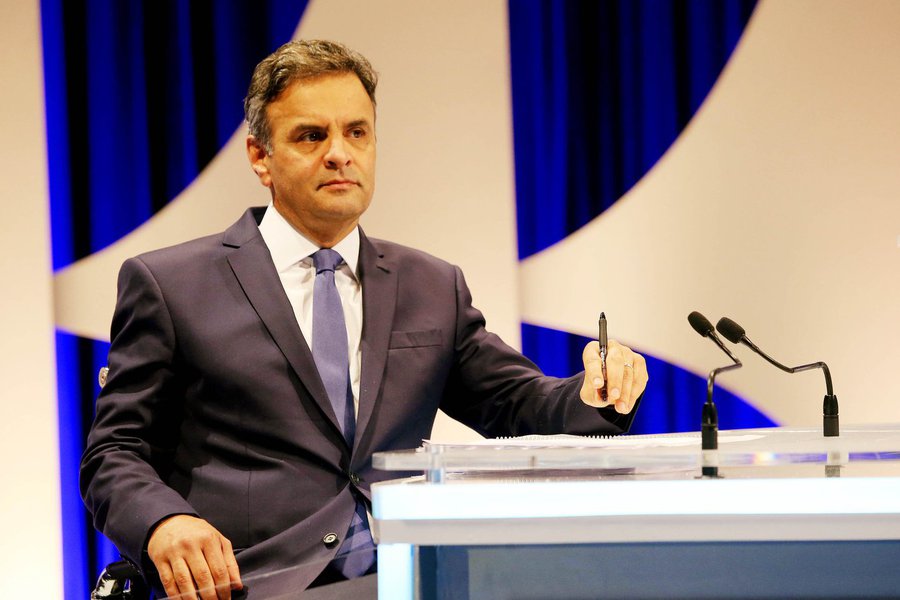 No debate do SBT, Aécio foi engessado numa seriedade canhestra e, sisudo, passou uma imagem que oscilava entre o ódio incontido, a tristeza e a depressão