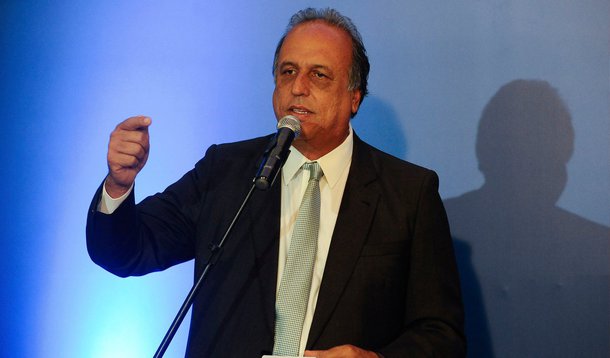 Governo do Rio divulgou nota em que cogita suspender benefícios fiscais concedidos pelo estado à Petrobras, que não estaria repassando participações especiais referentes ao campo petrolífero de Lula; de acordo com o governador Luiz Fernando Pezão, os repasses são imprescindíveis para o Rio; em nota, a Petrobras nega irregularidades