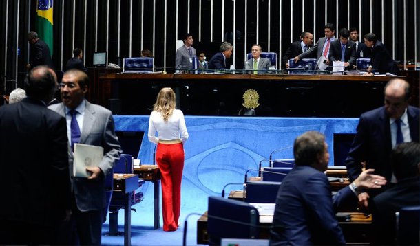 Após dois anos de discussões no Congresso, o Senado aprovou nesta quarta (6) o projeto que regulamenta direitos de trabalhadores domésticos do país; o projeto, aprovado em 2013 pelo senadores, sofreu mudanças na Câmara e voltou na forma de um texto alternativo; segundo o presidente do Senado, Renan Calheiros, dois pontos ainda causam divergência entre os senadores; "A regulamentação avançou bastante, mas ainda temos dois pontos que precisam ser pacificados: a contribuição ao INSS e a multa do FGTS", explicou Renan