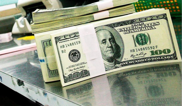 O dólar fechou em queda ante o real nesta terça-feira, interrompendo duas sessões seguidas de alta, com o relativo bom humor com a equipe do novo ministro da Fazenda, Joaquim Levy, compensando o quadro de aversão ao risco nos mercados externos diante da persistente queda dos preços do petróleo; a moeda norte-americana caiu 0,25%, a R$ 2,7019 na venda
