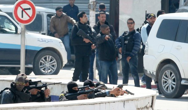 O governo brasileiro informou, por meio de nota, que "condena com veemência o covarde atentado" praticado na manhã de hoje (18) contra o Museu do Bardo, em Túnis, que causou, de acordo com o primeiro-ministro da Tunísia, Habib Essid, a morte de pelo menos 19 pessoas, incluindo 17 turistas, além dos dois homens armados que realizaram os ataques