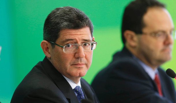 Equipe econômica do segundo governo da presidente Dilma Rousseff já enfrenta disparos de "fogo amigo" de colegas de outras pastas na briga por recursos; ministros de Minas e Energia, Eduardo Braga, do Desenvolvimento, Armando Monteiro, e da Micro e Pequena Empresa, Guilherme Afif Domingos, são os primeiros a dar declarações e gestos contrários ao tom de ajuste nas contas públicas defendido Joaquim Levy, da Fazenda, e Nelson Barbosa, do Planejamento; já no PT, orientação é dar uma trégua à equipe econômica até junho
