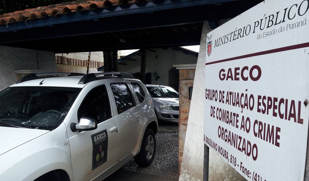 Grupo de Atuação Especial de Combate ao Crime Organizado (Gaeco) realizou uma operação de busca e apreensão dentro do Departamento de Transportes (Deto), órgão ligado à Secretaria Estadual de Administração e da Previdência (Seap); segundo o MP-PR, foram recolhidos documentos usados para justificar um contrato de emergência feito para a manutenção de carros da frota do governo Beto Richa (PSDB); MP aponta que a licitação foi direcionada à empresa Oficina Providence, de Cambé, que te como dono Luiz Abi Antoun, parente de Richa