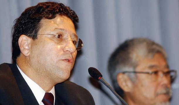 O chefe da Casa Civil do governo do Distrito Federal, Swedenberger Barbosa, foi designado pelo governador Agnelo Queiroz (PT) para criar grupos de transição destinados a preparar os contatos com a equipe do próximo ocupante do Palácio do Buriti, que será conhecido no próximo domingo (26); disposto a fazer uma transição civilizada, a ordem no Palácio do Buriti é a máxima dedicação dos gestores até o final do mandato 