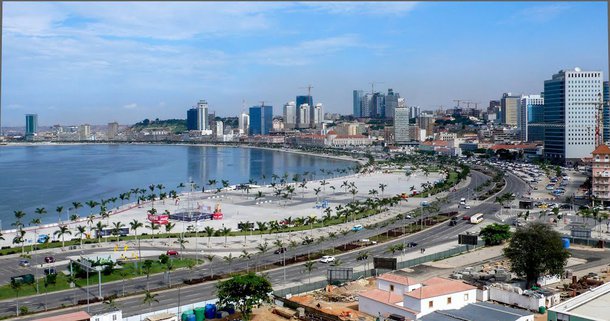Apesar das dificuldades, muitos brasileiros veem o país como um lugar acolhedor e que oferece boas oportunidades. Hoje, aproximadamente 30 mil brasileiros vivem no país africano, segundo a embaixada do Brasil em Luanda, capital angolana. O fator que mais atrai brasileiros é o trabalho