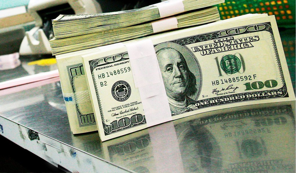 O dólar fechou em queda ante o real nesta terça-feira, interrompendo duas sessões seguidas de alta, com o relativo bom humor com a equipe do novo ministro da Fazenda, Joaquim Levy, compensando o quadro de aversão ao risco nos mercados externos diante da persistente queda dos preços do petróleo; a moeda norte-americana caiu 0,25%, a R$ 2,7019 na venda