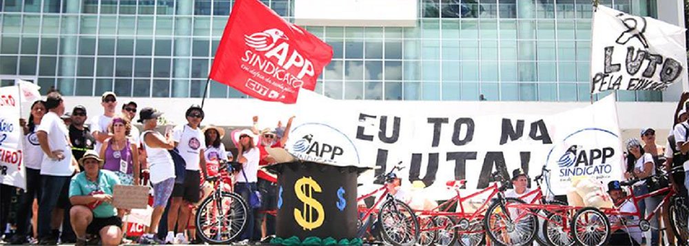 Diferente do que divulga a velha mídia, o governo Beto Richa (PSDB) não atendeu a maior parte da pauta de reivindicações de professores e funcionários de escola em greve há 25 dias; pelo contrário, de acordo com nota da APP-Sindicato; "Informamos a todos que a APP-Sindicato não foi notificada e, portanto, é válida a deliberação tomada na ultima assembleia da categoria, por cerca de 20 mil educadores, de que a greve da educação continua"
 