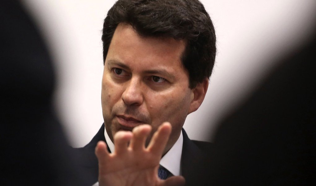Afirmação é do secretário-executivo do Ministério da Fazenda, Paulo Rogério Caffarelli; segundo ele, as ações do Banco do Brasil em poder do Fundo Soberano não serão vendidas a ponto de comprometer o valor dos papéis com o fim de cumprir a meta fiscal de superávit primário de 1,9% do PIB