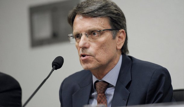 O governo do Distrito Federal instituiu um grupo executivo responsável por estudar e propor ovas medidas com o objetivo de reduzir gastos da administração pública; a equipe, inicialmente formada pelos titulares da Casa Civil, Hélio Doyle, e da Secretaria de Gestão Administrativa e Desburocratização, Antonio Paulo Vogel, terá 60 dias para apresentar ao governador Rodrigo Rollemberg um relatório final com as propostas