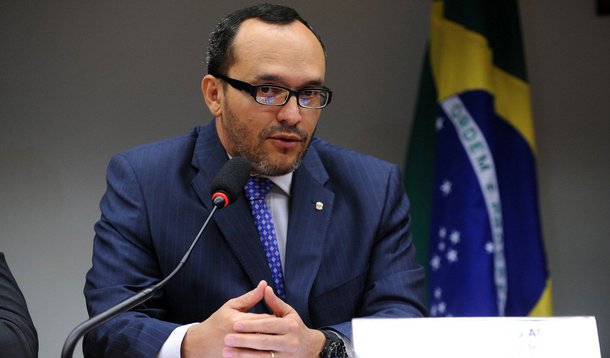 Defensor do instituto da delação premiada, o procurador regional da República, Vladimir Barros Aras, assegura que é possível combater as organizações criminosas sem a colaboração premiada; no entanto, destaca que o instituto “é um importante instrumento para o rompimento da omertà, isto é, o silêncio mafioso, que mantém impunes esquemas criminosos de todos os tipos”