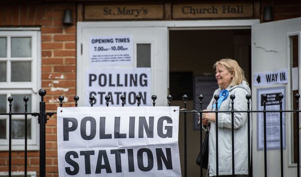 Pesquisa de boca de urna divulgada nesta quinta (7) pela rede BBC sobre as eleições gerais no Reino Unido (Inglaterra, Irlanda do Norte, Escócia e País de Gales) indica que o Partido Conservador, liderado por David Cameron, deve alcançar maioria na Câmara dos Comuns, com 316 representantes, contra 239 do Partido Trabalhista, de Ed Miliband; o Partido Nacional Escocês pode conquistar 58 lugares, seguido pelo Liberal Democrata, com 10 eleitos