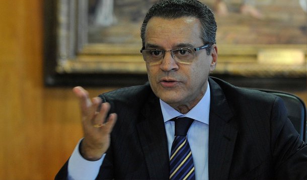 O ex-presidente da Câmara dos Deputados, Henrique Eduardo Alves (PMDB-RN), será oficializado nesta quarta (15) como ministro do Turismo; sua nomeação sairá no Diário Oficial da União, segundo peemedebistas, já nesta quinta; ainda não está definida a situação de Vinicius Lages, atual ministro da pasta; ida de Henrique Alves ao Turismo é um aceno ao PMDB da Câmara e ao atual presidente da Casa, Eduardo Cunha (PMDB-RJ)