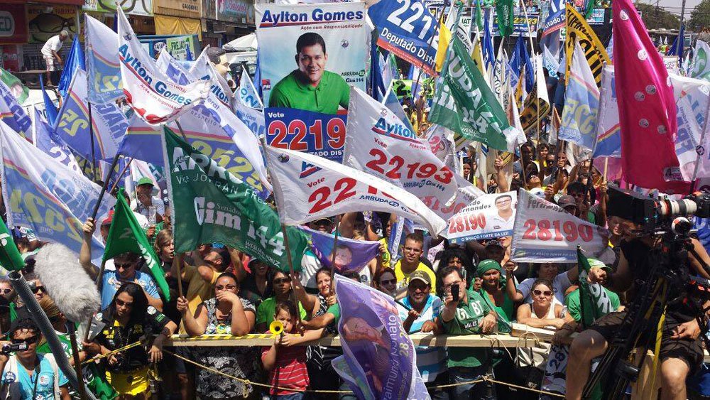 No DF, 28 candidatos impugnados pela Justiça dão prosseguimento a suas campanhas enquanto aguardam o desfecho de recursos nos tribunais. Caso os políticos continuem barrados ao fim do processo judicial, os respectivos votos obtidos na eleição serão anulados e não valerão sequer para as coligações ou legendas; indefinição pode causar mudanças na disputa eleitoral, especialmente na corrida pelas vagas da Câmara Legislativa. 