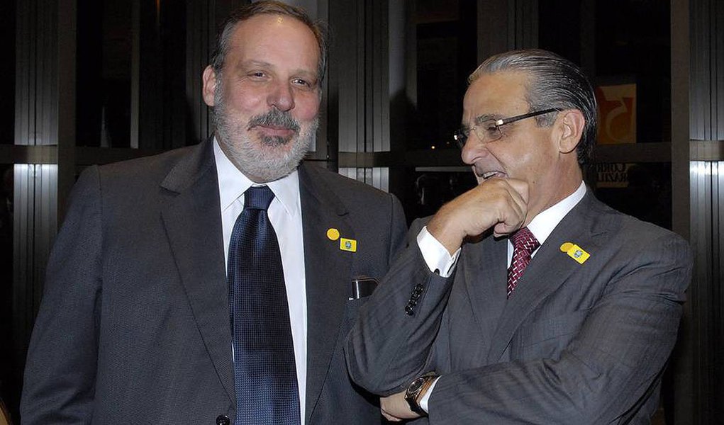 “O senador Armando Monteiro conhece muito bem a indústria brasileira e os setores de serviços e comércio. Tem um bom conhecimento do desenvolvimento e das necessidades dos setores produtivos e uma interlocução fácil com o Congresso. É um senador respeitado pelos seus pares e certamente poderá contribuir com a presidente Dilma Rousseff", disse o presidente da CNI, Robson Andrade