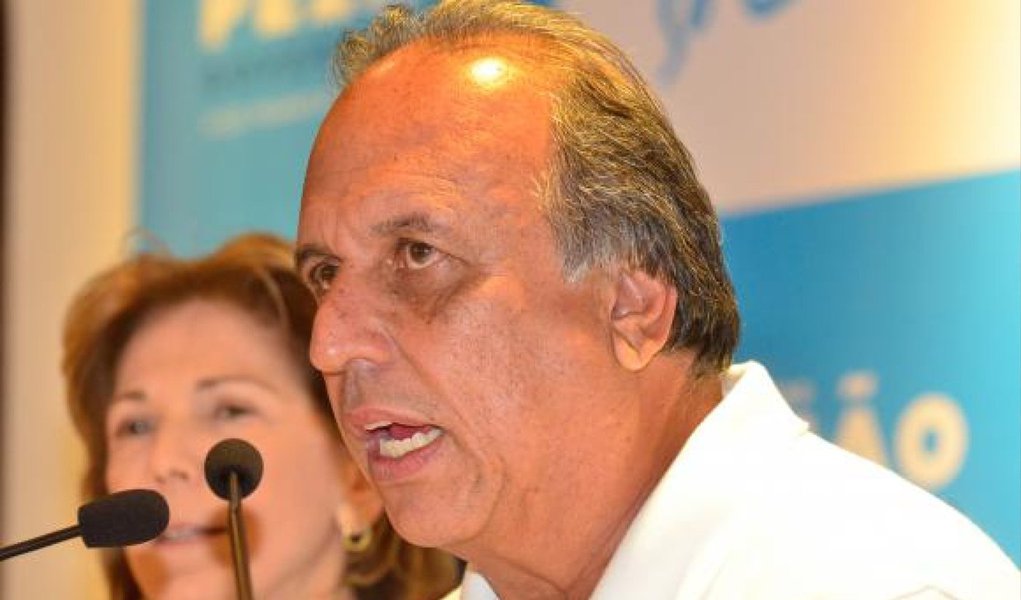 Governador reeleito do Rio, Luiz Fernando Pezão afirmou que está em discussão com os prefeitos e secretários da Baixada Fluminense construir um hospital-geral do local, onde fica a maior parte dos municípios da região metropolitana; segundo ele, a escolha do privilegiará a mobilidade; "Meu desejo era um terreno que atendesse a todos os municípios da Baixada. Queria que fosse um lugar mais central, que tivesse mobilidade fácil de se chegar", disse