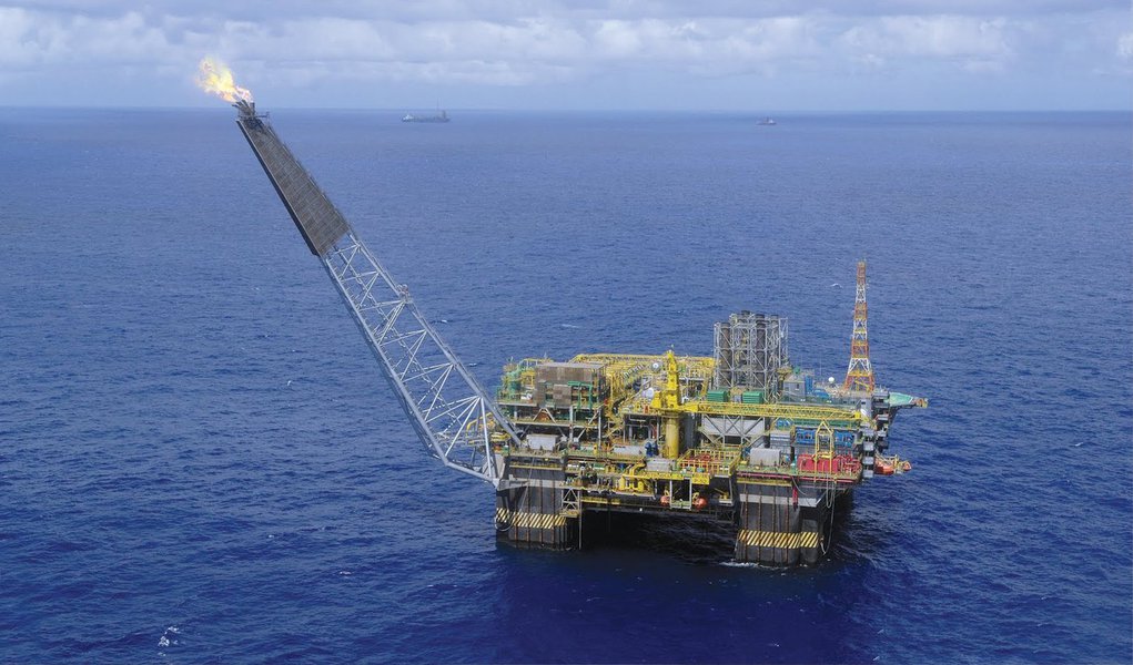 A Moody's disse em comunicado que o rebaixamento de rating da Petrobras reflete alto endividamento, que deve recuar de forma significativa somente bem depois de 2016