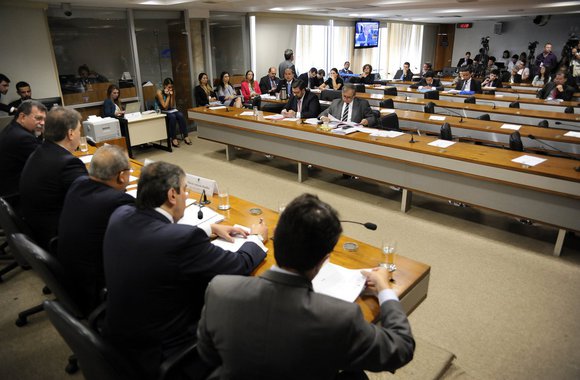 Está marcado para a próxima quarta-feira(10) a apresentação do relatório final da Comissão Parlamentar Mista de Inquérito da Petrobras (CPMI); o texto será discutido e votado por deputados e senadores e deve tratar das investigações sobre a compra da Refinaria de Pasadena, nos Estados Unidos, o superfaturamento na construção de refinarias e denúncias de propinas