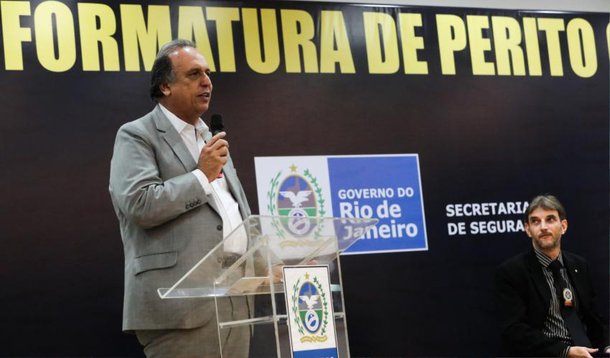Governador do Rio, Luiz Fernando Pezão admitiu, durante a formatura de 79 novos peritos criminais da Polícia Civil, que o estado passa por dificuldades, mas garantiu que a segurança pública continuará sendo prioridade; "O estado vai investir na melhoria dos serviços e para isso, liberou verba para reformas do Instituto Médico Legal (IML) e dos postos de polícia"; funcionários da limpeza e da segurança do IML, estão em greve há mais de uma semana por atrasos nos pagamentos dos salários; segundo o chefe do Executivo fluminense, a dívida total gira em torno de R$ 700 mi, mas o estado tem a receber mais de R$ 8 bi de dívida ativa