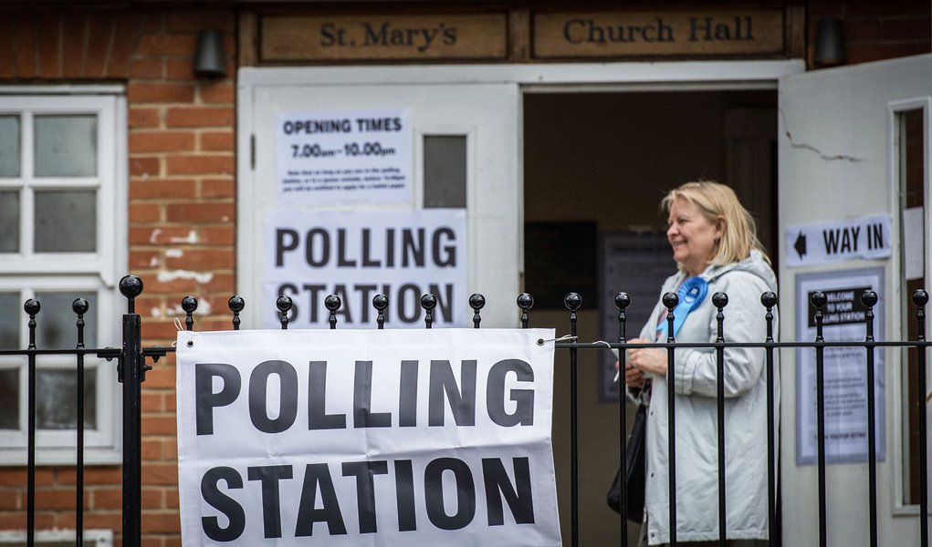 Pesquisa de boca de urna divulgada nesta quinta (7) pela rede BBC sobre as eleições gerais no Reino Unido (Inglaterra, Irlanda do Norte, Escócia e País de Gales) indica que o Partido Conservador, liderado por David Cameron, deve alcançar maioria na Câmara dos Comuns, com 316 representantes, contra 239 do Partido Trabalhista, de Ed Miliband; o Partido Nacional Escocês pode conquistar 58 lugares, seguido pelo Liberal Democrata, com 10 eleitos