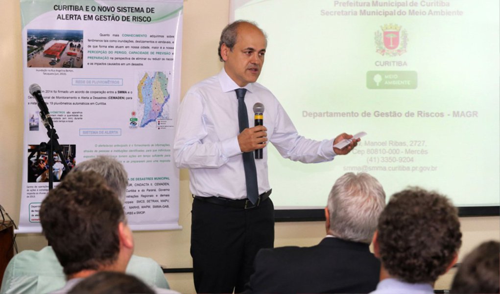 Lançado pelo prefeito Gustavo Fruet, o novo sistema de alerta tem como objetivo prevenir, evitar, reduzir e preparar a cidade para enfrentar desastres, com a cooperação de diversos órgãos, como Cindacta II; foi elaborado um protocolo a ser seguido nas situações de processos climáticos perigosos que atingem níveis de atenção e/ou alerta; "Não há como chegar no século 21 sem ter a informação precisa das áreas mais vulneráveis, dos locais perigosos e que precisam de intervenção imediata. Esse sistema permite medidas para evitar impactos maiores", disse Fruet