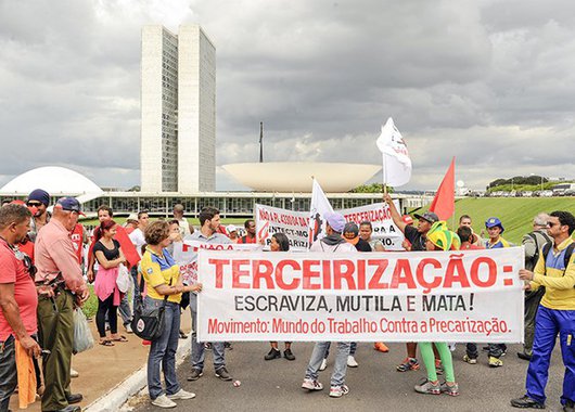 Depois de autorizar entrada de dinheiro estrangeiro na saúde e a formação de oligopólios no ensino privado, Legislativo tenta, com a lei da terceirização, fazer o país andar para trás