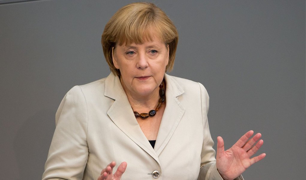 Um dia depois de manifestantes anti-Islã marcharem em números recordes em Dresden, a chanceler alemã, Angela Merkel, disse que seu governo fará tudo o que puder para lutar contra a intolerância, chamando a discriminação religiosa de "humanamente repreensível"; cerca de 25 mil manifestantes, alguns carregando cartazes que mostravam Merkel com um lenço na cabeça, realizaram uma passeata em Dresden na segunda (12) para exigir regras imigratórias mais severas e um fim ao multiculturalismo na Alemanha, casa de 4 milhões de muçulmanos