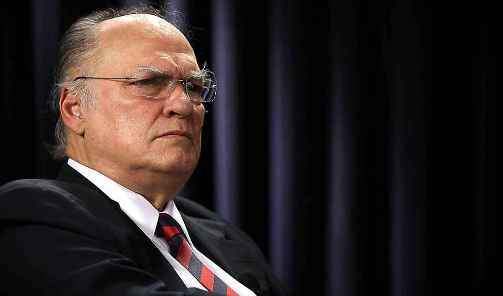 "Será um reencontro ideológico e histórico das forças da esquerda. O novo Congresso precisará passar por uma reorganização, em um processo virtuoso", diz o presidente do PPS, Roberto Freire; dirigentes das duas siglas que integravam chapa de Marina Silva e agora declararam apoio a Aécio Neves, vão se reunir ainda hoje 