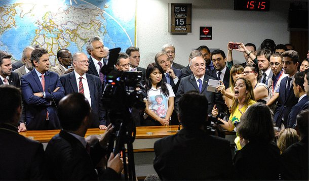 Presidente de partidos de oposição receberam hoje no Congresso líderes de movimentos que têm organizado os protestos contra a presidente Dilma Rousseff; manifestantes pediram investigação contra Dilma, apreciação "com transparência" dos pedidos de impeachment enviados contra ela no Congresso e ainda a saída do ministro Dias Toffoli do STF; "Nós viemos aqui dizer um sonoro sim para o que vocês vieram trazer", disse Aécio Neves (PSDB) aos ativistas