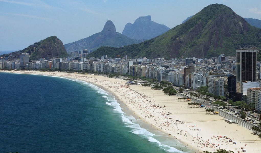 A Associação Brasileira da Indústria de Hotéis do Rio de Janeiro (ABIH-RJ) divulgou a primeira pesquisa com estimativas de ocupação nos hotéis da cidade durante o Carnaval 2015; realizado entre os dia 13 e 18 de janeiro, o levantamento revela que 60,76% das reservas estão confirmadas; os números são inferiores aos do mesmo período de 2014, quando a taxa de ocupação alcançou 66,64%
 
 