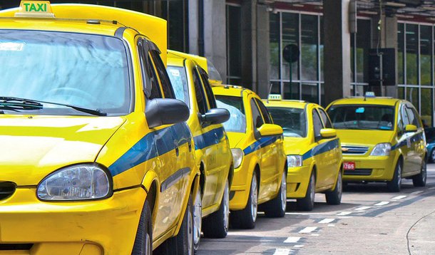 A nova tarifa cobrada pelos taxistas no município do Rio de Janeiro já está valendo na capital; este foi o primeiro aumento de uma série de reajustes nas passagens dos transportes coletivos previstos para este início de ano; a elevação foi autorizada pela Secretaria Municipal de Transportes em resolução publicada, no Diário Oficial do Município, e vale para todos os 33 mil táxis convencionais e executivos que circulam na capital; o aumento autorizado pelo município foi 5,8%, tendo por base o preço atual da bandeirada, que passará de R$ 4,8 para R$ 5,2