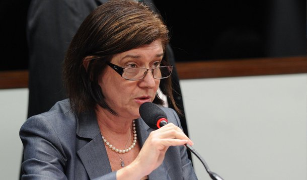 A diretora-geral da ANP, Magda Chambriard, afirmou em reunião na Câmara Federal, que a agência nunca recebeu solicitação da Petrobras para a construção das refinarias Preminum I (MA) e Premium II (CE); as obras estão paralisadas e já consumiram cerca de R$ 2,6 bilhões; "O que eu tenho a dizer a vocês é que nem a Premium I nem a Premium II jamais foram submetidas a nós. Nós jamais recebemos nenhum pedido de autorização de licitação", disse