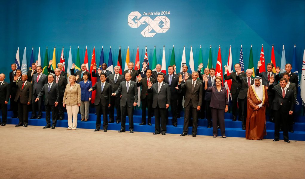 Os líderes ocidentais que participam da reunião de líderes do G20, grupo formado pelas principais economias do mundo, acusaram o presidente russo, Vladimir Putin, pela crise na Ucrânia, ameaçando ainda mais sanções se a Rússia não retirar as tropas e armas de nação vizinha; o presidente dos Estados Unidos, Barack Obama, disse que a agressão russa contra a Ucrânia era uma ameaça para o mundo, enquanto o Conselho Europeu exigiu que Moscou coloque pressão sobre os rebeldes para aceitar um cessar-fogo