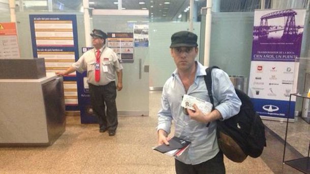 Damián Pachter, do "Buenos Aires Herald", deixou a Argentina no sábado (24), após afirmar que estava sendo perseguido; informação foi dada pelo Fórum de Jornalismo Argentino (Fopea), em sua página numa rede social; "Fopea informa que o jornalista Damián Pachter deixou o país porque temia por sua segurança"; no último domingo, Damián Pachter foi o primeiro jornalista a noticiar a morte do promotor Alberto Nisman, que morreu em circunstâncias ainda desconhecidas